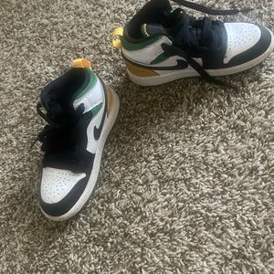 Air Jordan one mid SE GS Oakland